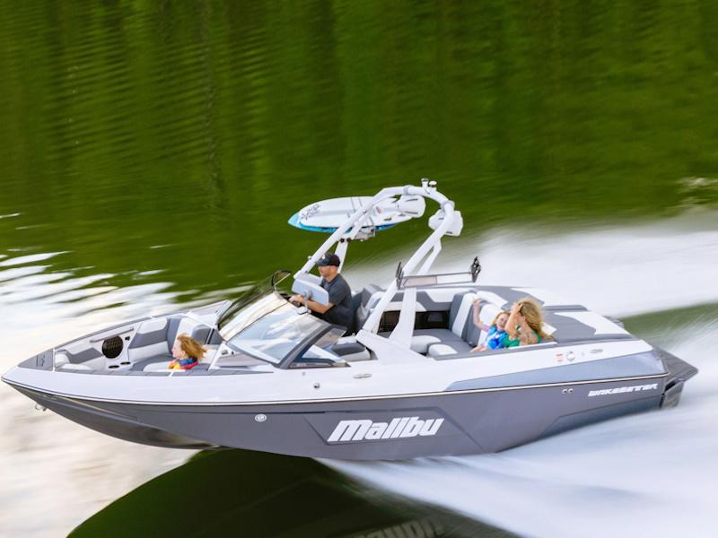 TOURNAMENT SKI BOAT WITH MODERN ARCH WAKE AND SKI TOWER_2